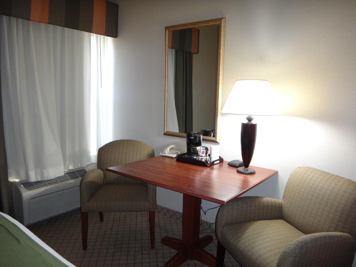 Windsor Inn & Suites Dodge City Exterior photo