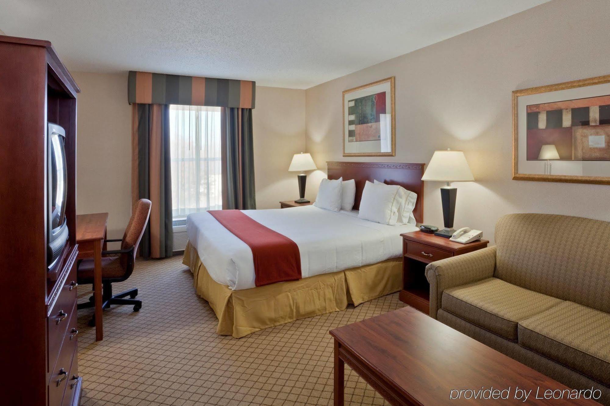 Windsor Inn & Suites Dodge City Exterior photo